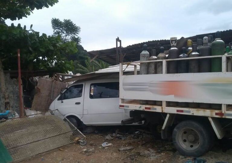 Criança de 1 ano e meio morre após caminhão voltar de ré e derrubar muro em Camboriú