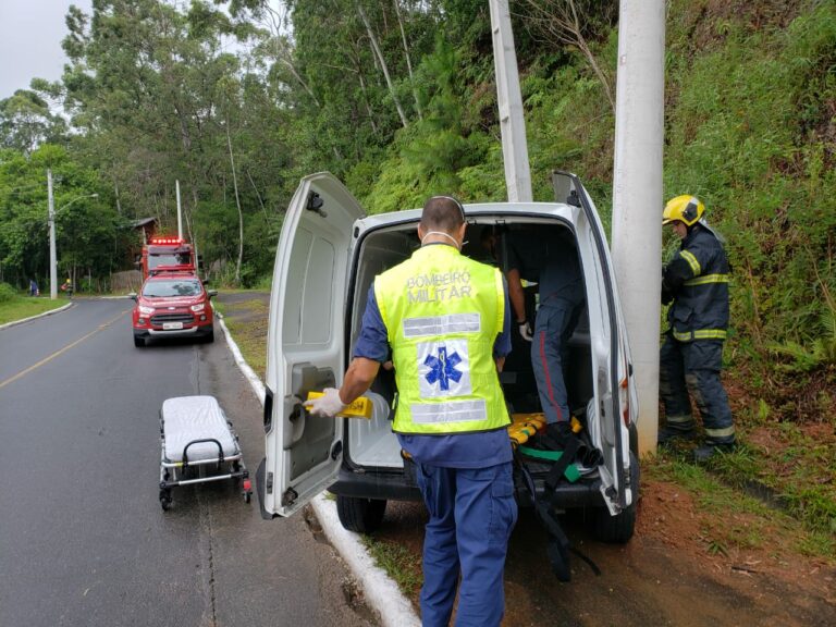 Motorista fica ferida ao colidir em poste em Cabeçudas