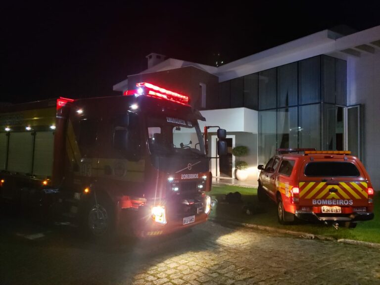 Princípio de incêndio em condomínio mobiliza Corpo de Bombeiros na Praia Brava
