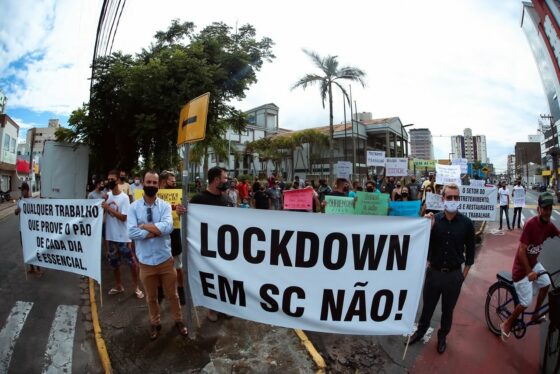 Empresários e funcionários de bares, restaurantes e similares fazem manifestação contra o lockdown em Itajaí