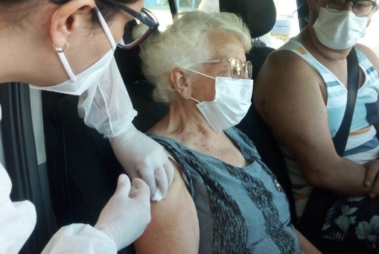 Balneário Camboriú inicia segunda dose da vacina contra Covid em idosos de 70+