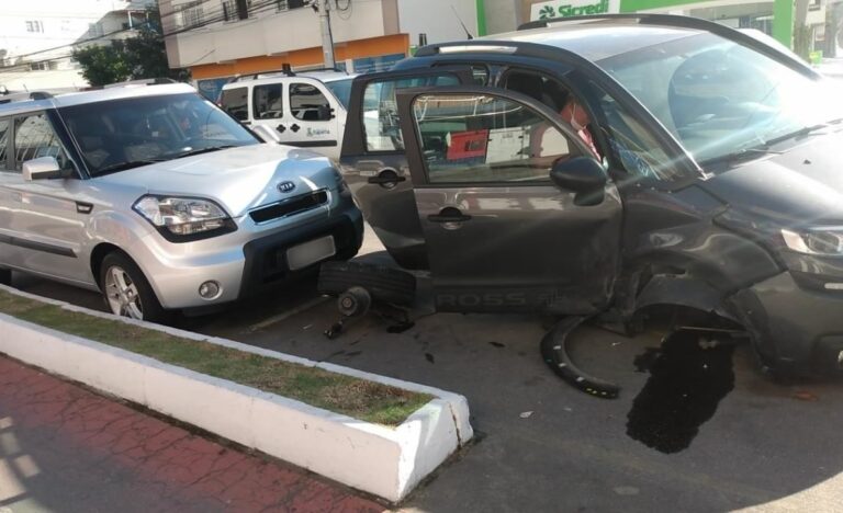 Carro colide em outros dois estacionados na Avenida do Estado