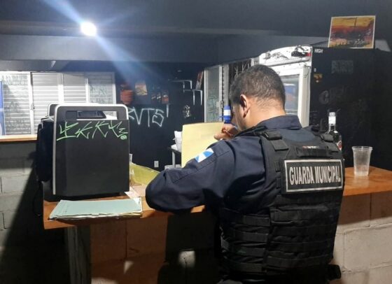 Guarda Municipal encerra festa clandestina com mais de cem pessoas no Bairro da Barra