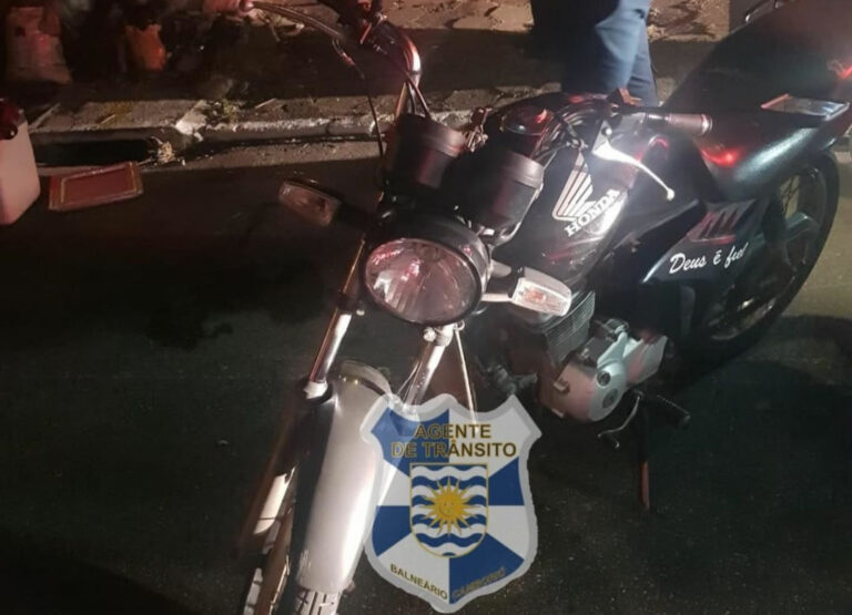 Motociclista sem CNH foge de abordagem e colide em árvore na Rua 2300