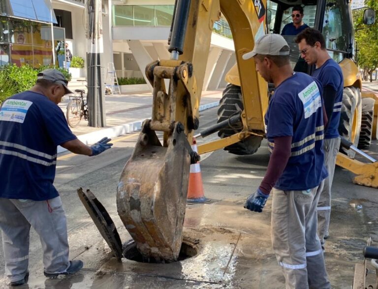 Obra da Emasa interdita Rua Maria Mansoto para ligação de rede de esgoto