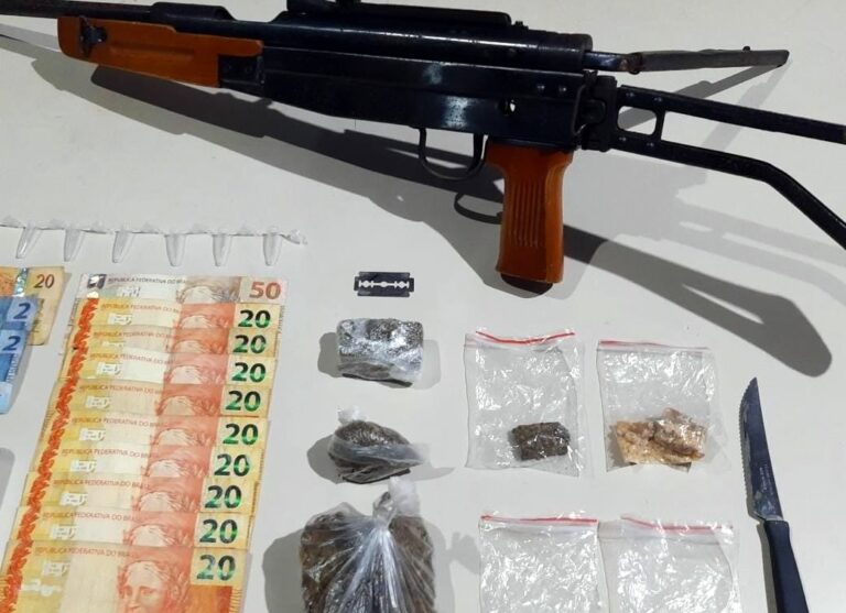 Ex-presidiário é preso com drogas e réplica de AK47 no Conde Vila Verde