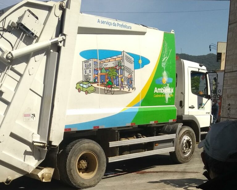 Acidente entre caminhão de lixo e bicicleta deixa adolescente ferido no Monte Alegre