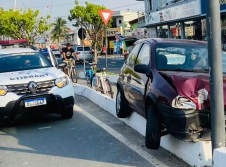 Condutor sem habilitação invade ciclovia e colide em poste na 5ª Avenida