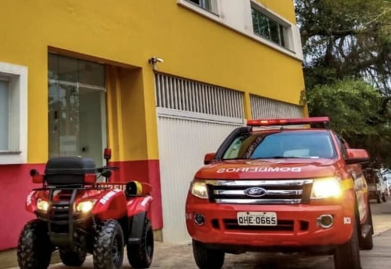Homem em surto psicótico corre pela praia gritando que queriam matá-lo
