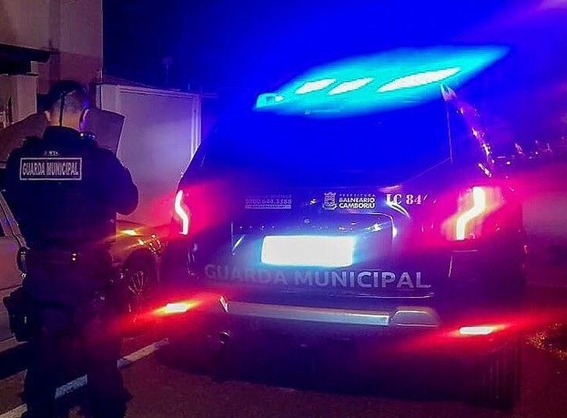 Ladrão é detido após furtar roupas em loja durante a madrugada