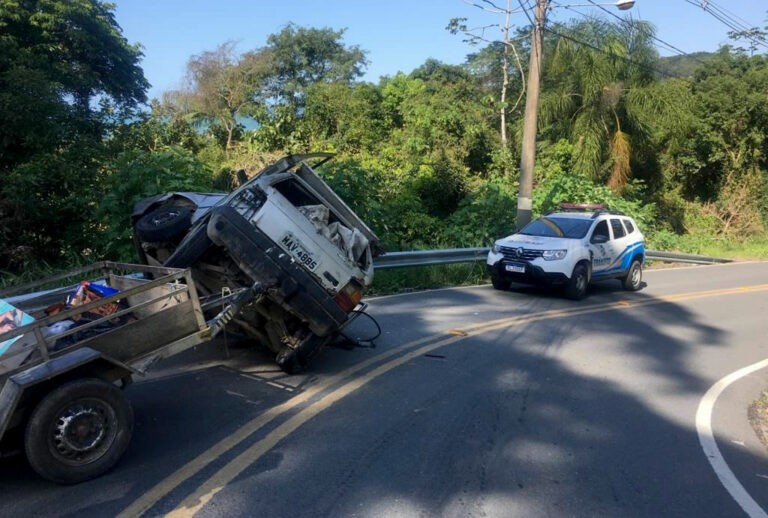 Carro quebra no meio e deixa dois feridos após colidir contra guard-rail