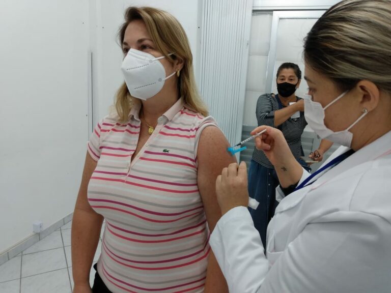 Covid: Balneário Camboriú está acima das médias estadual e nacional de vacinação