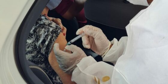 89% da população adulta de Camboriú já recebeu a primeira dose da vacina contra a Covid-19