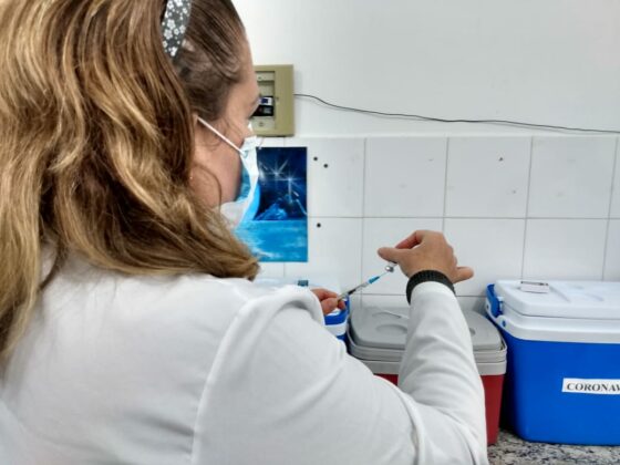 Balneário Camboriú amplia vacinação contra Covid-19 para pessoas com 26+ no sábado