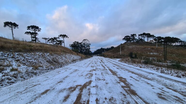 Massa de ar polar traz neve a 23 municípios, geada e temperaturas negativas para SC
