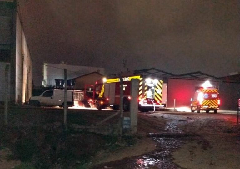 Bombeiros combatem incêndio em galpão no Cedros