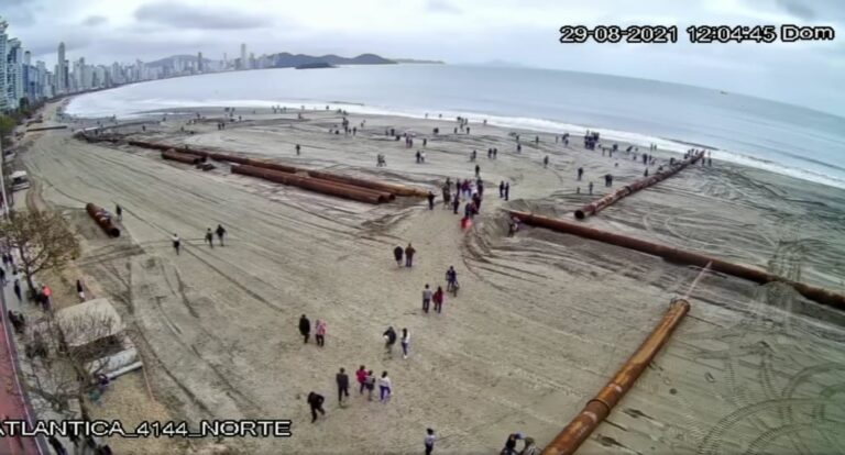 Multidão invade obra de alargamento da Praia Central neste domingo