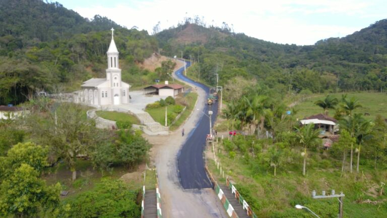 Obra da Estrada Geral do Caetes recebe capa asfáltica