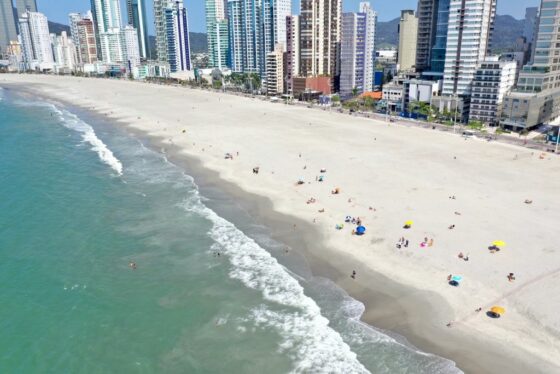 Alargamento: Praia Central já recebeu mais de 1 milhão de m³ de areia nova