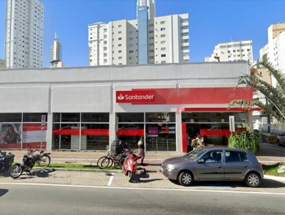 Santander pagará R$ 50 mil por cliente que passou mais de 30 minutos na fila em BC
