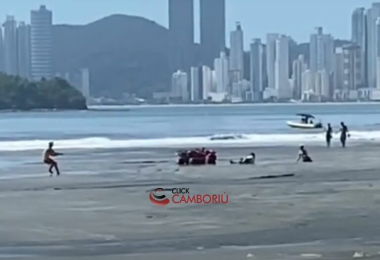 PERIGO: pessoas invadem área proibida e atolam na areia da praia