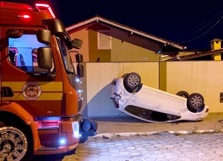 Carro capota após colisão no bairro Cordeiros, em Itajaí