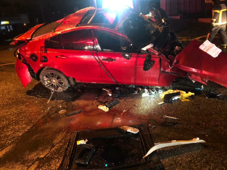 Jaguar com 4 pessoas bate em poste, parte e capota na Av. Osvaldo Reis