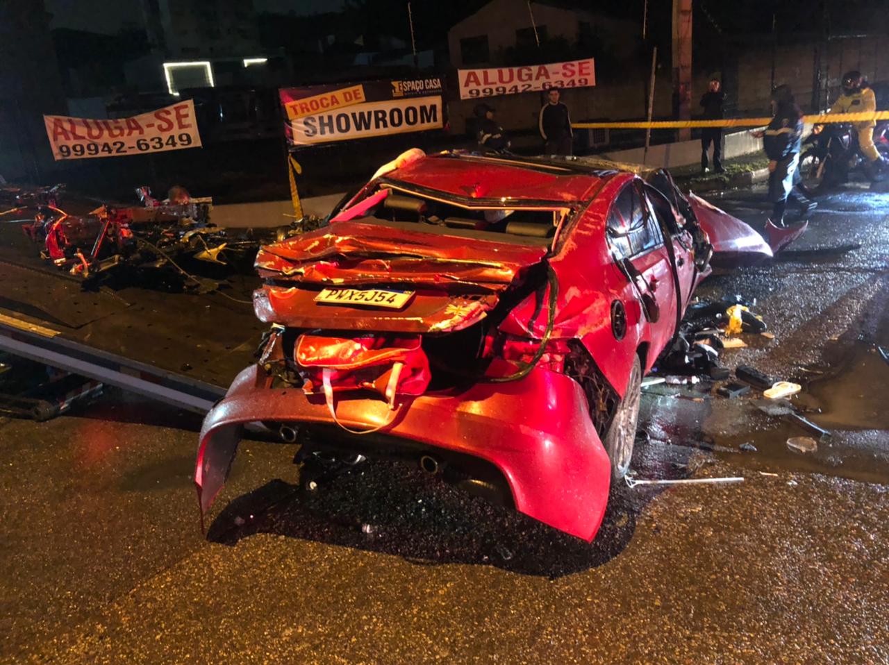 Jaguar com 4 pessoas bate em poste, parte e capota na Av. Osvaldo Reis 4 jaguar 2