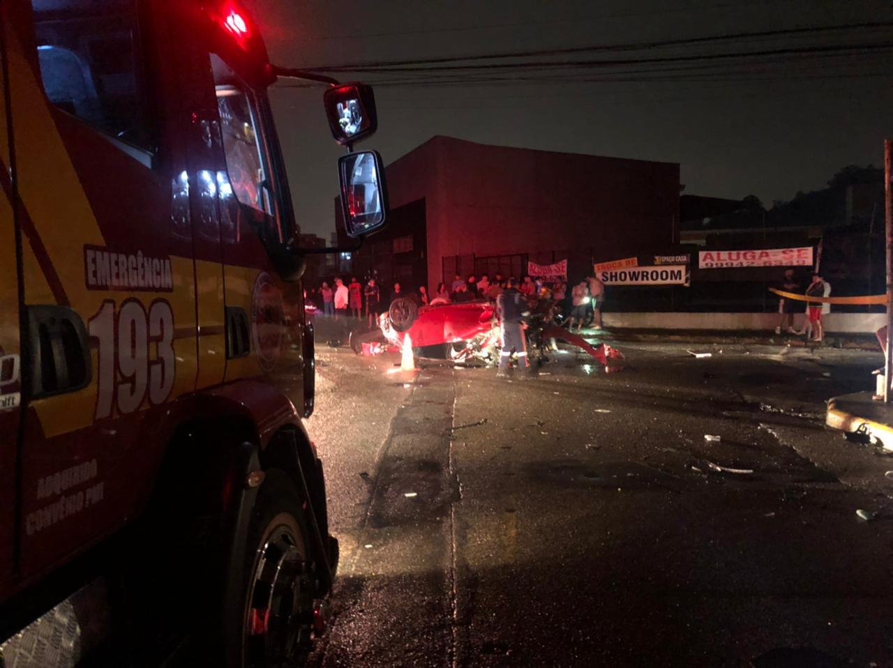 Jaguar com 4 pessoas bate em poste, parte e capota na Av. Osvaldo Reis 1 jaguar capotado