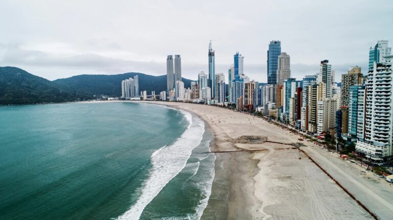 Mais da metade da orla da Praia Central de Balneário Camboriú já foi alargada