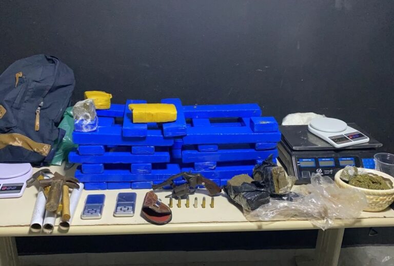 Polícia Militar apreende arma de fogo, 27 kg de maconha e 1 kg de cocaína em Itajaí