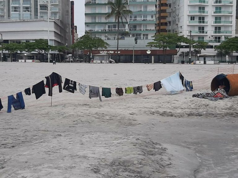 Morador de rua acampa em tubo da obra de alargamento da praia central