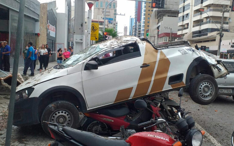 Saveiro cai de estacionamento de shopping em Itapema e atinge motocicletas