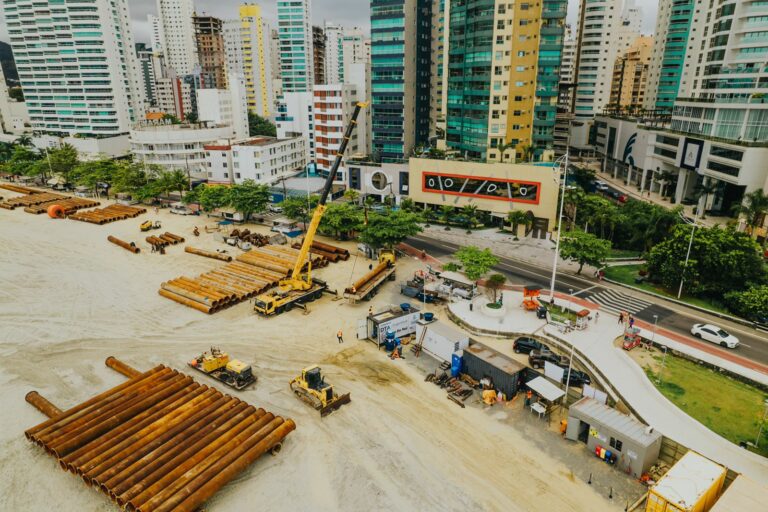 Tubulação da obra de alargamento começa a ser retirada da Praia de BC