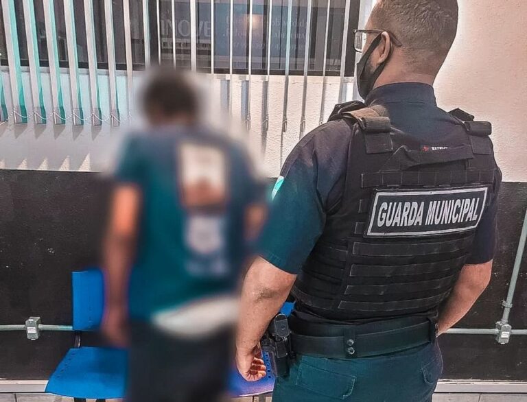 Dois homens se agridem com pedaços de madeira no Bairro das Nações