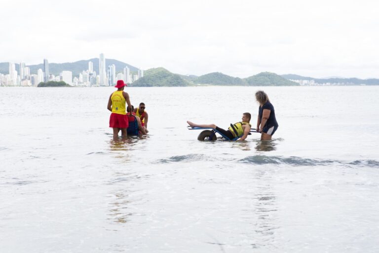 Praia Acessível iniciou atividades desta temporada nesta segunda-feira