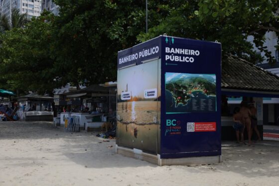 Praia Central tem novos banheiros públicos em dez contêineres