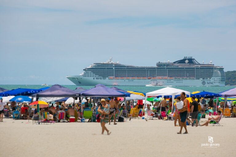 Com 14 infectados, cruzeiro é impedido de desembarcar passageiros em Balneário Camboriú