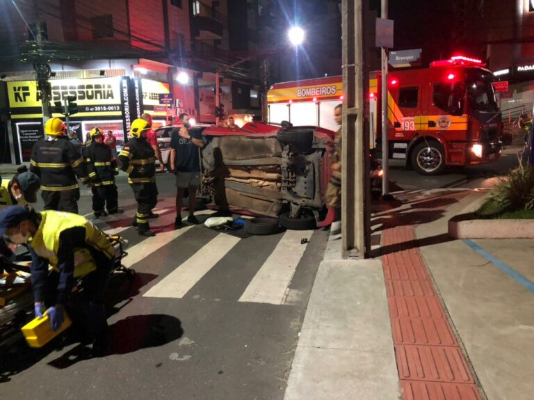 Itajaí registra dois capotamentos em meia hora durante a madrugada