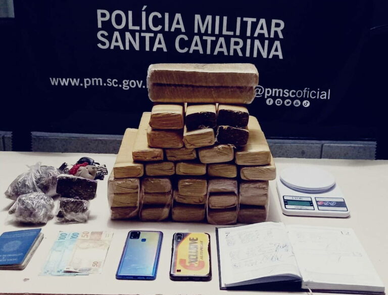 Mulher é presa após fazer entrega de caixa com tabletes de maconha
