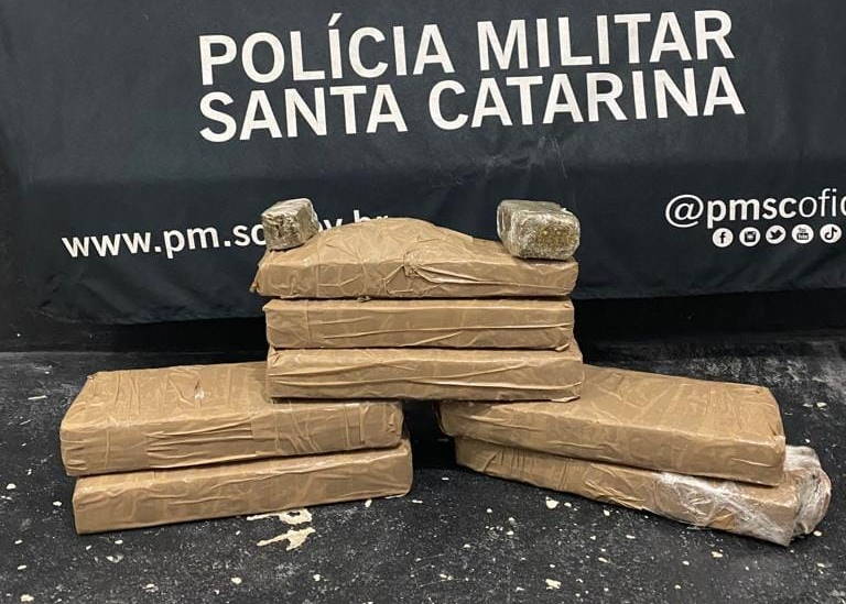 Traficante quebra o celular ao ver a PM e é preso com 4kg de maconha