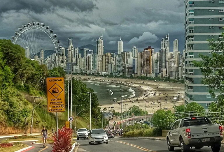 Frente fria traz chuva e derruba temperatura neste sábado em Santa Catarina
