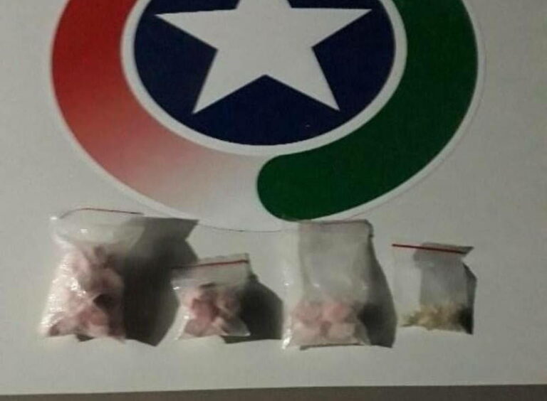 Foragido é preso com 41 comprimidos em casa noturna na Praia Brava