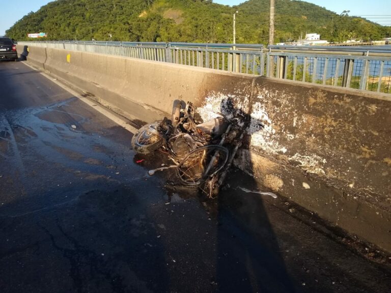 Moto pega fogo em acidente sobre  ponte do Rio Itajaí-Açu na BR-101