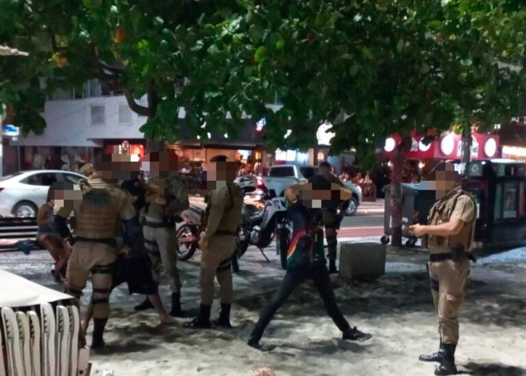 Dupla é detida pela PM com 5 papelotes de cocaína na Av. Atlântica