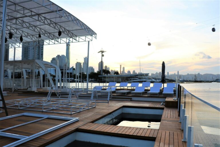 Floating club itinerante está na reta final da montagem em Balneário Camboriú