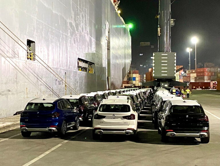 Porto de Itajaí recebe nova atracação de navio com 379 veículos da BMW