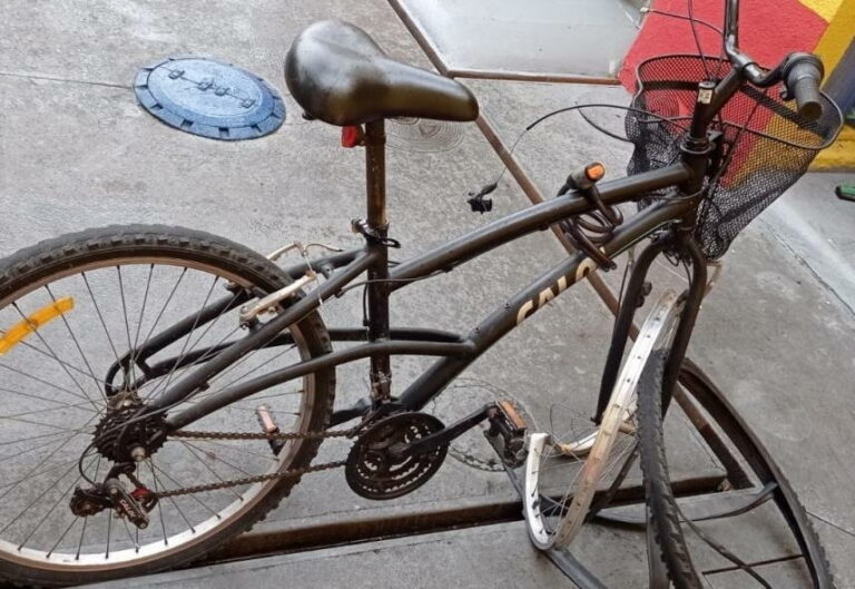 Ciclista de 19 anos é atropelada por moto no centro de Camboriú