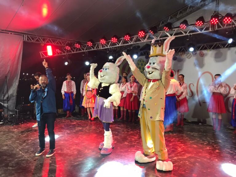 Brincadeiras e diversão marcam a abertura da Páscoa em Balneário Camboriú