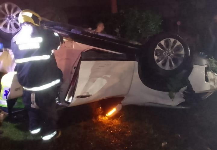 Carro colide em poste e capota no Cordeiros